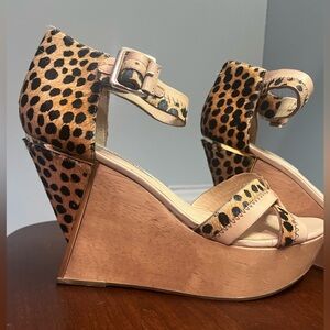 DVF  4.5-5” Platform Heel Excellent condition Size 9.5